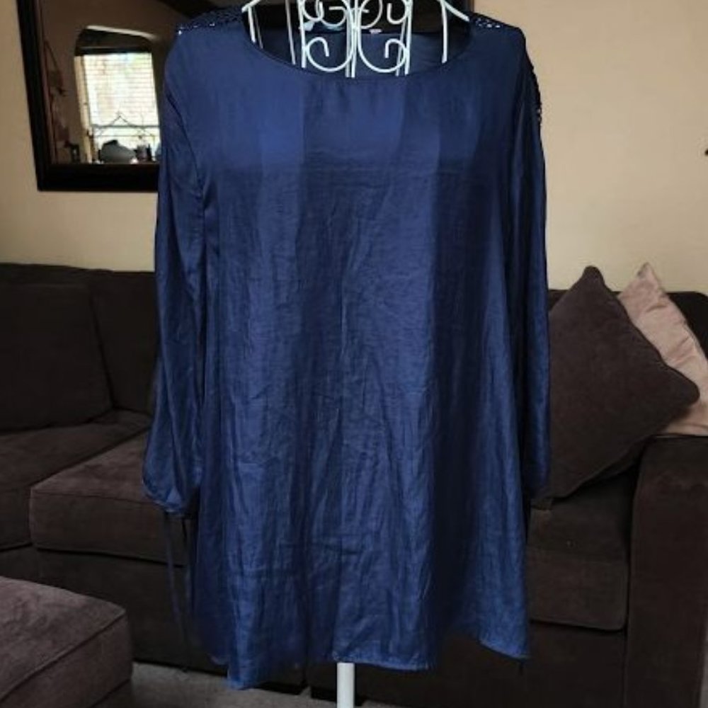 NWT Elsie & Zoey blue blouse with criss cross open weave sleeves sz L / XL